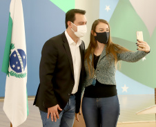 &#8232;A super aula marcou o Dia Nacional da Matemática e foi acompanhada pelo governador Carlos Massa Ratinho Junior; pelo vice-governador Darci Piana; o secretário estadual da Educação e do Esporte, Renato Feder; e contou com a participação do fundador da XP Investimentos, Guilherme Benchimol; do diretor-geral do Instituto de Matemática Pura e Aplicada (IMPA), Marcelo Viana; da professora da rede estadual Ana Paula Heerdt; e do aluno da rede Laerison Rosa.
Foto: Ari Dias/AEN