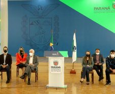 &#8232;A super aula marcou o Dia Nacional da Matemática e foi acompanhada pelo governador Carlos Massa Ratinho Junior; pelo vice-governador Darci Piana; o secretário estadual da Educação e do Esporte, Renato Feder; e contou com a participação do fundador da XP Investimentos, Guilherme Benchimol; do diretor-geral do Instituto de Matemática Pura e Aplicada (IMPA), Marcelo Viana; da professora da rede estadual Ana Paula Heerdt; e do aluno da rede Laerison Rosa.
Foto: Ari Dias/AEN