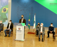 &#8232;A super aula marcou o Dia Nacional da Matemática e foi acompanhada pelo governador Carlos Massa Ratinho Junior; pelo vice-governador Darci Piana; o secretário estadual da Educação e do Esporte, Renato Feder; e contou com a participação do fundador da XP Investimentos, Guilherme Benchimol; do diretor-geral do Instituto de Matemática Pura e Aplicada (IMPA), Marcelo Viana; da professora da rede estadual Ana Paula Heerdt; e do aluno da rede Laerison Rosa.
Foto: Ari Dias/AEN