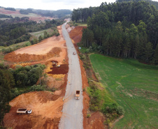 O governador Carlos Massa Ratinho Junior visita nesta quinta-feira (6) as obras da PRC-239, entre Pitanga e Mato Rico, no Centro do Estado. O Governo do Paraná está investindo quase R$ 90 milhões na implantação de 43 quilômetros de asfalto. 06/05/2021 - Foto: Geraldo Bubniak/AEN