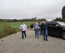 O governador Carlos Massa Ratinho Junior visita nesta quinta-feira (6) as obras da PRC-239, entre Pitanga e Mato Rico, no Centro do Estado. O Governo do Paraná está investindo quase R$ 90 milhões na implantação de 43 quilômetros de asfalto. 06/05/2021 - Foto: Geraldo Bubniak/AEN