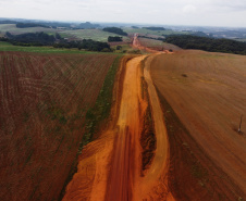 O governador Carlos Massa Ratinho Junior visita nesta quinta-feira (6) as obras da PRC-239, entre Pitanga e Mato Rico, no Centro do Estado. O Governo do Paraná está investindo quase R$ 90 milhões na implantação de 43 quilômetros de asfalto. 06/05/2021 - Foto: Geraldo Bubniak/AEN