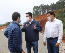 O governador Carlos Massa Ratinho Junior visita nesta quinta-feira (6) as obras da PRC-239, entre Pitanga e Mato Rico, no Centro do Estado. O Governo do Paraná está investindo quase R$ 90 milhões na implantação de 43 quilômetros de asfalto. 06/05/2021 - Foto: Geraldo Bubniak/AEN