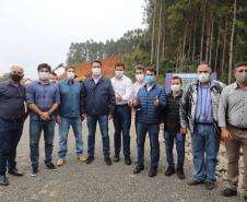 O governador Carlos Massa Ratinho Junior visita nesta quinta-feira (6) as obras da PRC-239, entre Pitanga e Mato Rico, no Centro do Estado. O Governo do Paraná está investindo quase R$ 90 milhões na implantação de 43 quilômetros de asfalto. 06/05/2021 - Foto: Geraldo Bubniak/AEN