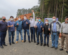 O governador Carlos Massa Ratinho Junior visita nesta quinta-feira (6) as obras da PRC-239, entre Pitanga e Mato Rico, no Centro do Estado. O Governo do Paraná está investindo quase R$ 90 milhões na implantação de 43 quilômetros de asfalto. 06/05/2021 - Foto: Geraldo Bubniak/AEN