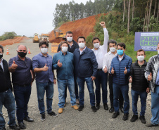 O governador Carlos Massa Ratinho Junior visita nesta quinta-feira (6) as obras da PRC-239, entre Pitanga e Mato Rico, no Centro do Estado. O Governo do Paraná está investindo quase R$ 90 milhões na implantação de 43 quilômetros de asfalto. 06/05/2021 - Foto: Geraldo Bubniak/AEN