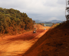 O governador Carlos Massa Ratinho Junior visita nesta quinta-feira (6) as obras da PRC-239, entre Pitanga e Mato Rico, no Centro do Estado. O Governo do Paraná está investindo quase R$ 90 milhões na implantação de 43 quilômetros de asfalto. 06/05/2021 - Foto: Geraldo Bubniak/AEN