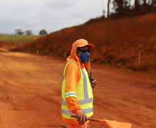 O governador Carlos Massa Ratinho Junior visita nesta quinta-feira (6) as obras da PRC-239, entre Pitanga e Mato Rico, no Centro do Estado. O Governo do Paraná está investindo quase R$ 90 milhões na implantação de 43 quilômetros de asfalto. 06/05/2021 - Foto: Geraldo Bubniak/AEN