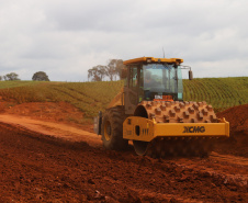 O governador Carlos Massa Ratinho Junior visita nesta quinta-feira (6) as obras da PRC-239, entre Pitanga e Mato Rico, no Centro do Estado. O Governo do Paraná está investindo quase R$ 90 milhões na implantação de 43 quilômetros de asfalto. 06/05/2021 - Foto: Geraldo Bubniak/AEN