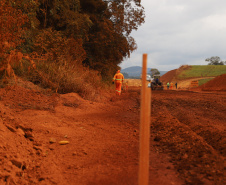 O governador Carlos Massa Ratinho Junior visita nesta quinta-feira (6) as obras da PRC-239, entre Pitanga e Mato Rico, no Centro do Estado. O Governo do Paraná está investindo quase R$ 90 milhões na implantação de 43 quilômetros de asfalto. 06/05/2021 - Foto: Geraldo Bubniak/AEN