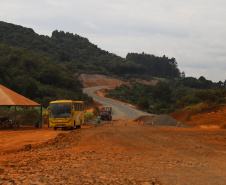 O governador Carlos Massa Ratinho Junior visita nesta quinta-feira (6) as obras da PRC-239, entre Pitanga e Mato Rico, no Centro do Estado. O Governo do Paraná está investindo quase R$ 90 milhões na implantação de 43 quilômetros de asfalto. 06/05/2021 - Foto: Geraldo Bubniak/AEN