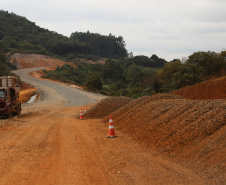 O governador Carlos Massa Ratinho Junior visita nesta quinta-feira (6) as obras da PRC-239, entre Pitanga e Mato Rico, no Centro do Estado. O Governo do Paraná está investindo quase R$ 90 milhões na implantação de 43 quilômetros de asfalto. 06/05/2021 - Foto: Geraldo Bubniak/AEN