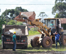 Representantes da Cohapar e da Prefeitura de Rio Azul vistoriaram nesta quinta-feira (6) a obra de construção de 34 casas populares na cidade, na região Centro-Sul do Estado. O projeto, orçado em R$ 2,5 milhões, faz parte do programa Casa Fácil Paraná, do Governo do Estado, na modalidade Vida Nova, voltada pessoas em vulnerabilidade social com renda familiar de até três salários mínimos.  -  Foto: Alessandro Vieira/AEN