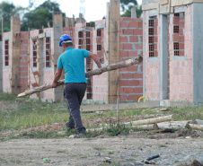 Representantes da Cohapar e da Prefeitura de Rio Azul vistoriaram nesta quinta-feira (6) a obra de construção de 34 casas populares na cidade, na região Centro-Sul do Estado. O projeto, orçado em R$ 2,5 milhões, faz parte do programa Casa Fácil Paraná, do Governo do Estado, na modalidade Vida Nova, voltada pessoas em vulnerabilidade social com renda familiar de até três salários mínimos.  -  Foto: Alessandro Vieira/AEN