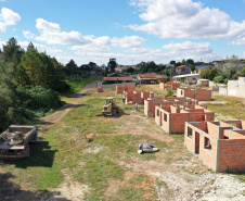 Representantes da Cohapar e da Prefeitura de Rio Azul vistoriaram nesta quinta-feira (6) a obra de construção de 34 casas populares na cidade, na região Centro-Sul do Estado. O projeto, orçado em R$ 2,5 milhões, faz parte do programa Casa Fácil Paraná, do Governo do Estado, na modalidade Vida Nova, voltada pessoas em vulnerabilidade social com renda familiar de até três salários mínimos.  -  Foto: Alessandro Vieira/AEN