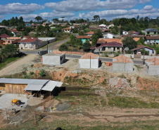 Representantes da Cohapar e da Prefeitura de Rio Azul vistoriaram nesta quinta-feira (6) a obra de construção de 34 casas populares na cidade, na região Centro-Sul do Estado. O projeto, orçado em R$ 2,5 milhões, faz parte do programa Casa Fácil Paraná, do Governo do Estado, na modalidade Vida Nova, voltada pessoas em vulnerabilidade social com renda familiar de até três salários mínimos.  -  Foto: Alessandro Vieira/AEN