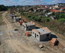 Representantes da Cohapar e da Prefeitura de Rio Azul vistoriaram nesta quinta-feira (6) a obra de construção de 34 casas populares na cidade, na região Centro-Sul do Estado. O projeto, orçado em R$ 2,5 milhões, faz parte do programa Casa Fácil Paraná, do Governo do Estado, na modalidade Vida Nova, voltada pessoas em vulnerabilidade social com renda familiar de até três salários mínimos.  -  Foto: Alessandro Vieira/AEN