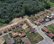 Representantes da Cohapar e da Prefeitura de Rio Azul vistoriaram nesta quinta-feira (6) a obra de construção de 34 casas populares na cidade, na região Centro-Sul do Estado. O projeto, orçado em R$ 2,5 milhões, faz parte do programa Casa Fácil Paraná, do Governo do Estado, na modalidade Vida Nova, voltada pessoas em vulnerabilidade social com renda familiar de até três salários mínimos.  -  Foto: Alessandro Vieira/AEN