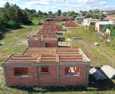 Representantes da Cohapar e da Prefeitura de Rio Azul vistoriaram nesta quinta-feira (6) a obra de construção de 34 casas populares na cidade, na região Centro-Sul do Estado. O projeto, orçado em R$ 2,5 milhões, faz parte do programa Casa Fácil Paraná, do Governo do Estado, na modalidade Vida Nova, voltada pessoas em vulnerabilidade social com renda familiar de até três salários mínimos.  -  Foto: Alessandro Vieira/AEN