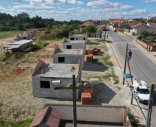 Representantes da Cohapar e da Prefeitura de Rio Azul vistoriaram nesta quinta-feira (6) a obra de construção de 34 casas populares na cidade, na região Centro-Sul do Estado. O projeto, orçado em R$ 2,5 milhões, faz parte do programa Casa Fácil Paraná, do Governo do Estado, na modalidade Vida Nova, voltada pessoas em vulnerabilidade social com renda familiar de até três salários mínimos.  -  Foto: Alessandro Vieira/AEN