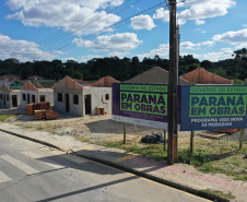 Representantes da Cohapar e da Prefeitura de Rio Azul vistoriaram nesta quinta-feira (6) a obra de construção de 34 casas populares na cidade, na região Centro-Sul do Estado. O projeto, orçado em R$ 2,5 milhões, faz parte do programa Casa Fácil Paraná, do Governo do Estado, na modalidade Vida Nova, voltada pessoas em vulnerabilidade social com renda familiar de até três salários mínimos.  -  Foto: Alessandro Vieira/AEN