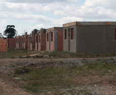 Representantes da Cohapar e da Prefeitura de Rio Azul vistoriaram nesta quinta-feira (6) a obra de construção de 34 casas populares na cidade, na região Centro-Sul do Estado. O projeto, orçado em R$ 2,5 milhões, faz parte do programa Casa Fácil Paraná, do Governo do Estado, na modalidade Vida Nova, voltada pessoas em vulnerabilidade social com renda familiar de até três salários mínimos.  -  Foto: Alessandro Vieira/AEN