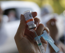 O Ministério da Saúde confirmou na manhã desta sexta-feira (7) o quantitativo de doses da Coronavac (parceria Sinovac/Butantan) da 18ª pauta de distribuição de imunizantes contra a Covid-19. Serão mais 57.800 doses, todas da chamada D2, a de reforço, garantindo proteção completa contra as formas mais graves da doença.  -  Curitiba, 07/05/2021  -  Foto: Jonathan Campos/AEN