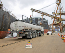 Todo óleo usado dos navios, recolhido no Porto de Paranaguá, tem como destino a reciclagem. A coleta do resíduo oleoso das embarcações é um dos serviços de apoio essenciais para a atividade portuária. Durante todo o ano de 2020 foram coletados 4.061.302 litros pelas cinco empresas atualmente cadastradas. - Paranaguá, 06/05/2021  -  Foto: Claudio Neves/Portos do Paraná