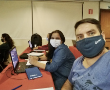 Funcionários da empresa pública Portos do Paraná participam, pela primeira vez, de uma qualificação em georreferenciamento, um instrumento que permite determinar a exata posição geográfica de um imóvel e sua dimensão. Com isso, os processos de arrendamentos de áreas portuárias ganham mais qualidade e eficiência.  -  Foto: Claudio NevesPortos do Paraná