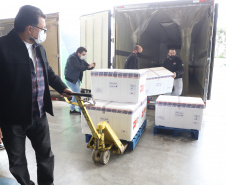 O Paraná recebeu neste sábado (08) mais 57.800 doses da vacina contra a Covid-19. O imunizante é o CoronaVac, produzido em parceria pela farmacêutica chinesa Sinovac e o Instituto Butantan, de São Paulo.  Foto:Ari Dias/AEN