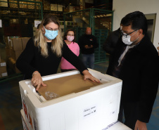 O Paraná recebeu neste sábado (08) mais 57.800 doses da vacina contra a Covid-19. O imunizante é o CoronaVac, produzido em parceria pela farmacêutica chinesa Sinovac e o Instituto Butantan, de São Paulo.  Foto:Ari Dias/AEN