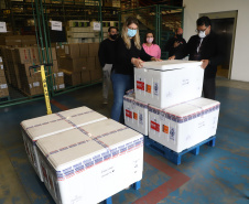 O Paraná recebeu neste sábado (08) mais 57.800 doses da vacina contra a Covid-19. O imunizante é o CoronaVac, produzido em parceria pela farmacêutica chinesa Sinovac e o Instituto Butantan, de São Paulo.  Foto:Ari Dias/AEN