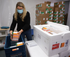 O Paraná recebeu neste sábado (08) mais 57.800 doses da vacina contra a Covid-19. O imunizante é o CoronaVac, produzido em parceria pela farmacêutica chinesa Sinovac e o Instituto Butantan, de São Paulo.  Foto:Ari Dias/AEN