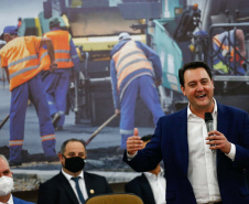 Maringá está em festa. A mais populosa cidade da Região Noroeste, com cerca de 430 mil habitantes, completou 74 anos nesta segunda-feira (10). Para celebrar, o Governo do Estado entregou dois presentes. São convênios assinados pelo governador Carlos Massa Ratinho Junior para obras de infraestrutura no município. 
Foto: Jonathan Campos/AEN