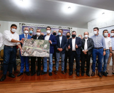 Maringá está em festa. A mais populosa cidade da Região Noroeste, com cerca de 430 mil habitantes, completou 74 anos nesta segunda-feira (10). Para celebrar, o Governo do Estado entregou dois presentes. São convênios assinados pelo governador Carlos Massa Ratinho Junior para obras de infraestrutura no município. 
Foto: Jonathan Campos/AEN