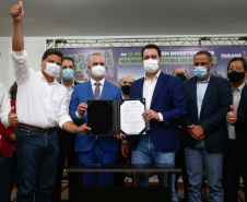 Maringá está em festa. A mais populosa cidade da Região Noroeste, com cerca de 430 mil habitantes, completou 74 anos nesta segunda-feira (10). Para celebrar, o Governo do Estado entregou dois presentes. São convênios assinados pelo governador Carlos Massa Ratinho Junior para obras de infraestrutura no município. 
Foto: Jonathan Campos/AEN