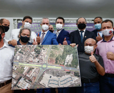 Maringá está em festa. A mais populosa cidade da Região Noroeste, com cerca de 430 mil habitantes, completou 74 anos nesta segunda-feira (10). Para celebrar, o Governo do Estado entregou dois presentes. São convênios assinados pelo governador Carlos Massa Ratinho Junior para obras de infraestrutura no município. 
Foto: Jonathan Campos/AEN