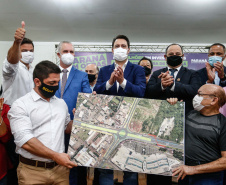 Maringá está em festa. A mais populosa cidade da Região Noroeste, com cerca de 430 mil habitantes, completou 74 anos nesta segunda-feira (10). Para celebrar, o Governo do Estado entregou dois presentes. São convênios assinados pelo governador Carlos Massa Ratinho Junior para obras de infraestrutura no município. 
Foto: Jonathan Campos/AEN