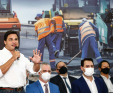 Maringá está em festa. A mais populosa cidade da Região Noroeste, com cerca de 430 mil habitantes, completou 74 anos nesta segunda-feira (10). Para celebrar, o Governo do Estado entregou dois presentes. São convênios assinados pelo governador Carlos Massa Ratinho Junior para obras de infraestrutura no município. 
Foto: Jonathan Campos/AEN