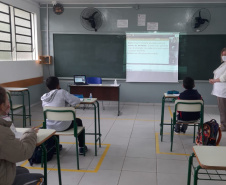 Nesta segunda-feira (10), 200 colégios estaduais paranaenses, em 68 municípios, retornam às aulas presenciais, adotando o modelo híbrido de ensino, com parte dos alunos em sala de aula e parte em ensino remoto, assistindo às aulas ao vivo. Os espaços estão equipados com computadores e internet, possibilitando que os professores interajam com ambos os grupos de estudantes ao mesmo tempo.  -  Curitiba, 10/05/2021  -  Foto: SEED