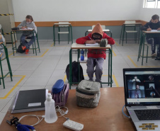 Nesta segunda-feira (10), 200 colégios estaduais paranaenses, em 68 municípios, retornam às aulas presenciais, adotando o modelo híbrido de ensino, com parte dos alunos em sala de aula e parte em ensino remoto, assistindo às aulas ao vivo. Os espaços estão equipados com computadores e internet, possibilitando que os professores interajam com ambos os grupos de estudantes ao mesmo tempo.  -  Curitiba, 10/05/2021  -  Foto: SEED