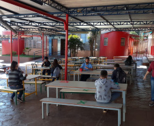 Nesta segunda-feira (10), 200 colégios estaduais paranaenses, em 68 municípios, retornam às aulas presenciais, adotando o modelo híbrido de ensino, com parte dos alunos em sala de aula e parte em ensino remoto, assistindo às aulas ao vivo. Os espaços estão equipados com computadores e internet, possibilitando que os professores interajam com ambos os grupos de estudantes ao mesmo tempo.  -  Curitiba, 10/05/2021  -  Foto: SEED