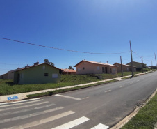 Cem famílias de Palmeira que moravam de aluguel ou em condições irregulares começaram a se mudar para o Residencial Sol Nascente nos últimos dias. Os contemplados deixaram para trás as condições precárias de moradia, em um local conhecido como Vila Monjolo, e receberam as chaves de maneira individual e escalonada, com o objetivo de reduzir os riscos de contaminação pela covid-19. (Foto: Cohapar)  -  Curitiba, 10/05/2021  -  Foto: Cohapar