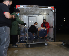 Segundo lote com  67.860 doses da vacina Pfizer/Comirnaty/BioNtech  chega  no Centro de Medicamentos do Paraná (Cemepar), em Curitiba, na noite desta segunda-feira (10).  Foto: Geraldo Bubniak/AEN