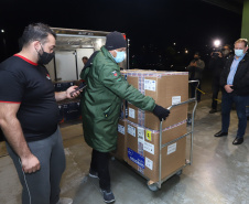 Segundo lote com  67.860 doses da vacina Pfizer/Comirnaty/BioNtech  chega  no Centro de Medicamentos do Paraná (Cemepar), em Curitiba, na noite desta segunda-feira (10).  Foto: Geraldo Bubniak/AEN