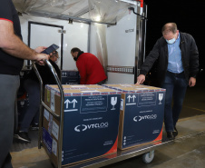 Segundo lote com  67.860 doses da vacina Pfizer/Comirnaty/BioNtech  chega  no Centro de Medicamentos do Paraná (Cemepar), em Curitiba, na noite desta segunda-feira (10).  Foto: Geraldo Bubniak/AEN