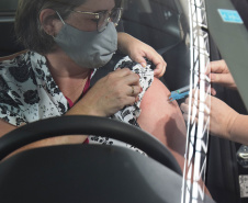A secretaria estadual da Saúde inicia nesta terça-feira (11) a segunda fase da campanha de vacinação contra a gripe. Nesta etapa, que deve seguir até o dia 8 de junho, serão imunizados idosos com 60 anos ou mais e professores da rede pública e privada. Cerca de 1.949.851 paranaenses se enquadram nestes grupos.  -  Curitiba, 11/05/2021  -  Foto: Américo Antonio/SESA