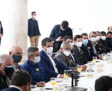 O governador Carlos Massa Ratinho Junior assinou nesta terça-feira (11) dois convênios que ampliam o apoio do Estado aos municípios da região de Londrina e à pesquisa acadêmica. As assinaturas aconteceram em um evento no Palácio Iguaçu com prefeitos da Associação dos Municípios do Médio Paranapanema (Amepar), deputados estaduais, membros da Universidade Estadual de Londrina (UEL) e representantes do Escritório da Casa Civil na região. Foto: Jonathan Campos/AEN