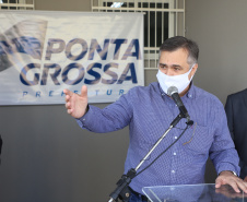 O Governo do Estado inaugurou uma nova Unidade Básica de Saúde (UBS) no município de Ponta Grossa nesta terça-feira (11). A obra possui um investimento de R$ 750 mil de repasse estadual. O secretário de Estado da Saúde, Beto Preto, esteve presente na inauguração e falou sobre a importância desta obra para a população.  -  Ponta Grossa, 11/05/2021  -  Foto: Ari Dias/AEN