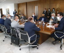 Governo do Paraná e a Coamo Agroindustrial vão ampliar a parceria institucional. O anúncio foi feito pelo governador Carlos Massa Ratinho Junior e por diretores da Coamo durante reunião nesta terça-feira (11), no Palácio Iguaçu, em Curitiba. Foto: Jonathan Campos/AEN